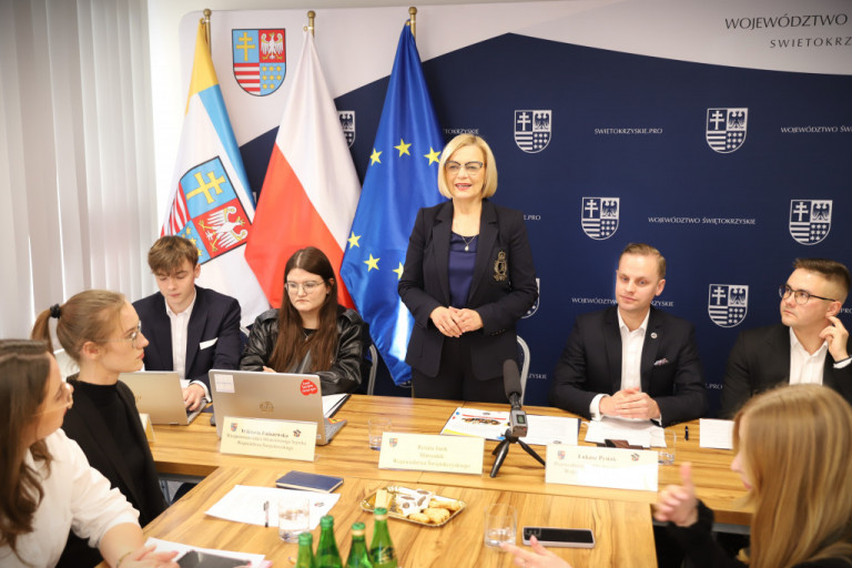 Marszałek Renata Janik Podczs Obrad Młodzieżowego Sejmiku