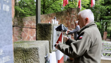przewodniczący Andrzej Bętkowski składa znicz