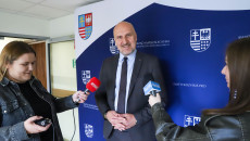 Podpisanie umów na inwestycje wodno-kanalizacyjne, w ramach naborów prowadzonych przez ŚBRR w Kielcach - wicemarszałek Grzegorz Socha.