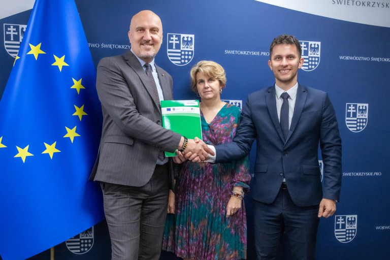 Podpisanie umów na inwestycje wodno-kanalizacyjne, w ramach naborów prowadzonych przez ŚBRR w Kielcach.
