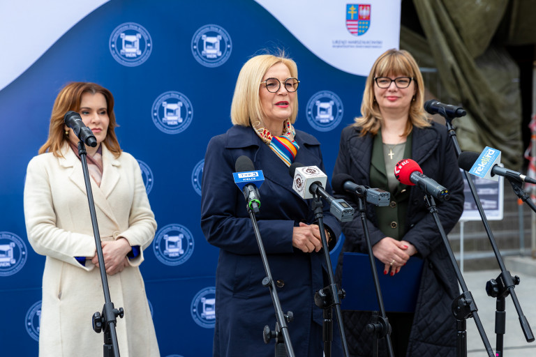 marszałek Renata Janik, poseł Anna Krupka, dyrektor Magdalena Fogiel-Litwinek