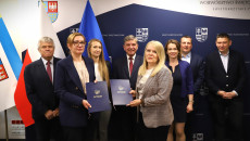 Podpisanie umowy na budowę ścieżki pieszo-rowerowej wzdłuż drogi wojewódzkiej 751