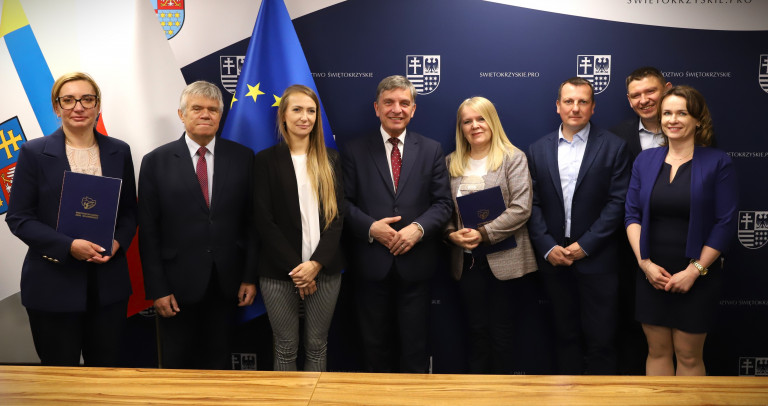 Podpisanie umowy na budowę ścieżki pieszo-rowerowej wzdłuż drogi wojewódzkiej 751