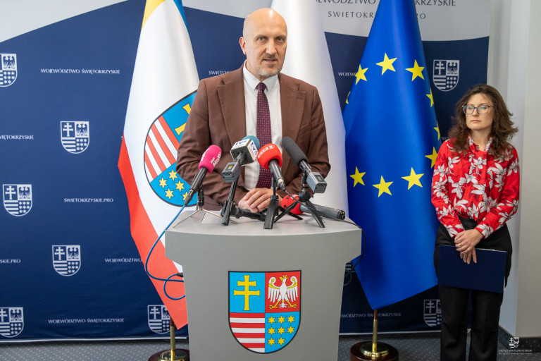 Konferencja prasowa wicemarszałka Grzegorza Sochy w sprawie likwidacji tzw. kopciuchów.