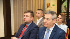 Na Konwencie Powiatów o wykorzystaniu pieniędzy z programu „Fundusze Europejskie dla Świętokrzyskiego”. Artur Potaczała wicedyrektor Departamentu Wdrażania EFS oraz Hubert Zieja, wicedyrektor Departamentu Wdrażania EFRR