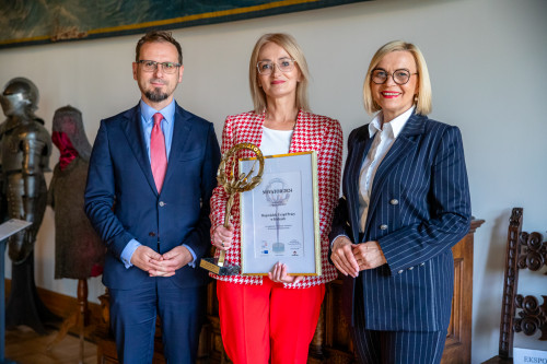 NOVATORY 2024 – innowacyjne firmy z regionu świętokrzyskiego nagrodzone, Nagrodę dla Wojewódzkiego Urzędu Pracy odebrała dyrektor Aleksandra Marcinkowska - na zdjęciu z marszałek Renata Janik i dyrektorem dep. RR Tomaszem Januszem.