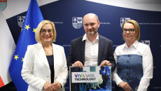 wręczenie nagród dla świętokrzyskich startupów z rąk marszałek Renaty Janik