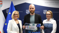 wręczenie nagród dla świętokrzyskich startupów z rąk marszałek Renaty Janik