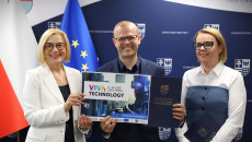wręczenie nagród dla świętokrzyskich startupów z rąk marszałek Renaty Janik