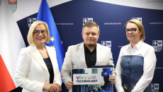 wręczenie nagród dla świętokrzyskich startupów z rąk marszałek Renaty Janik