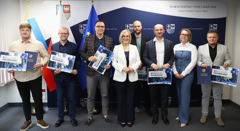 wręczenie nagród dla świętokrzyskich startupów z rąk marszałek Renaty Janik