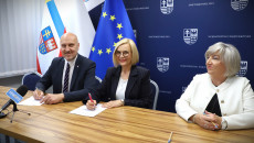 podpisanie umów, na fotografii marszałek Renata Janik, wicemarszałek Grzegorz Socha