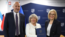 przekazanie umów na dofinansowanie programów profilaktyki i badań pracowników, na fotografii marszałek Renata Janik, wicemarszałek Grzegorz Socha