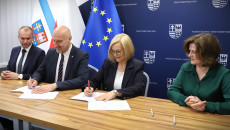 podpisanie umów, na fotografii marszałek Renata Janik, wicemarszałek Grzegorz Socha