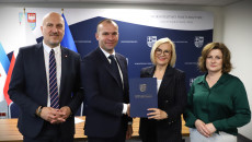 przekazanie umów na dofinansowanie programów profilaktyki i badań pracowników, na fotografii marszałek Renata Janik, wicemarszałek Grzegorz Socha