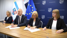 podpisanie umów, na fotografii marszałek Renata Janik, wicemarszałek Grzegorz Socha