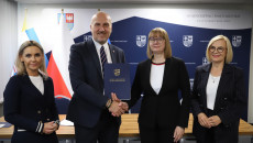 przekazanie umów na dofinansowanie programów profilaktyki i badań pracowników, na fotografii marszałek Renata Janik, wicemarszałek Grzegorz Socha