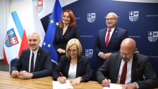 podpisanie umów, na fotografii marszałek Renata Janik, wicemarszałek Grzegorz Socha