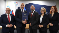 przekazanie umów na dofinansowanie programów profilaktyki i badań pracowników, na fotografii marszałek Renata Janik, wicemarszałek Grzegorz Socha