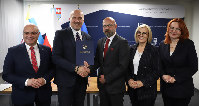 przekazanie umów na dofinansowanie programów profilaktyki i badań pracowników, na fotografii marszałek Renata Janik, wicemarszałek Grzegorz Socha