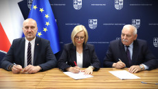 podpisanie umów, na fotografii marszałek Renata Janik, wicemarszałek Grzegorz Socha