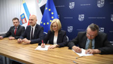 podpisanie umów, na fotografii marszałek Renata Janik, wicemarszałek Grzegorz Socha