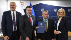 przekazanie umów na dofinansowanie programów profilaktyki i badań pracowników, na fotografii marszałek Renata Janik, wicemarszałek Grzegorz Socha