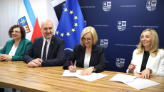 podpisanie umów, na fotografii marszałek Renata Janik, wicemarszałek Grzegorz Socha