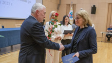 wręczenie wyróżnienia dla pracowników urzędu