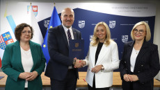 przekazanie umów na dofinansowanie programów profilaktyki i badań pracowników, na fotografii marszałek Renata Janik, wicemarszałek Grzegorz Socha