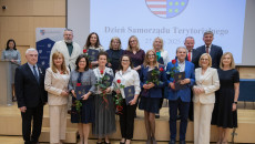 wyróżnieni pracownicy urzędu wraz z Zarządem Województwa