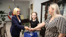 Spotkanie marszałek Renaty Janik z młodą akrobatką powietrzną