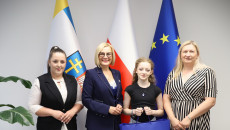 Spotkanie marszałek Renaty Janik z młodą akrobatką powietrzną