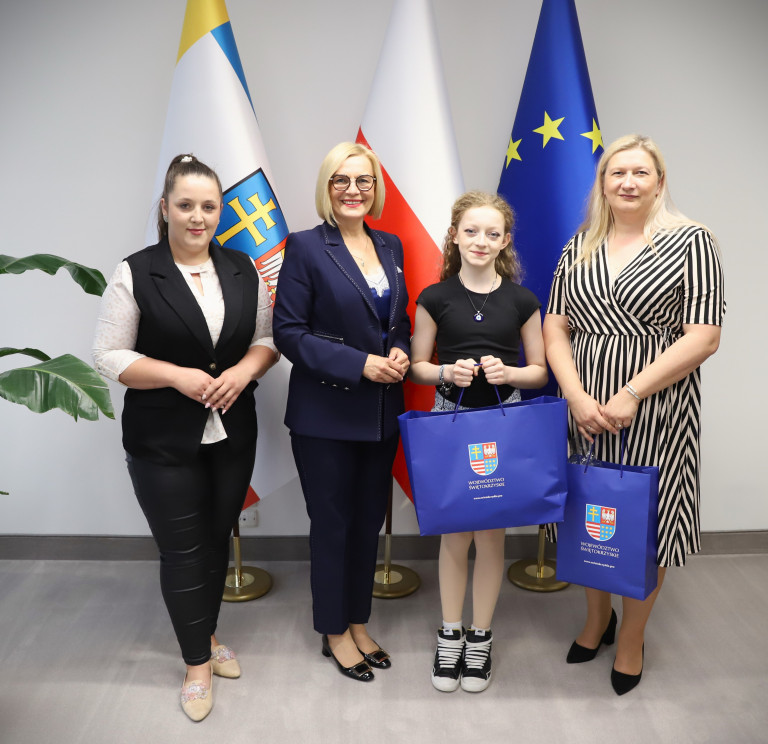 Spotkanie marszałek Renaty Janik z młodą akrobatką powietrzną