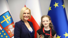 Spotkanie marszałek Renaty Janik z młodą akrobatką powietrzną