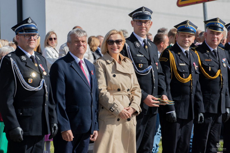 Marszałe Renata Janik I Wiceprzewodniczący Sejmiku Mieczysłąw Gębski Na Uroczystościach Strażackich W Mniowie