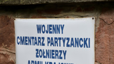 tablica z nazwą cmentarza