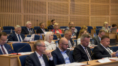 marszałek Renata Janik, przewodniczący Andrzej Bętkowski, wiceprzewodniczący Marek Strzała, radny Paweł Krakowiak podczas obrad