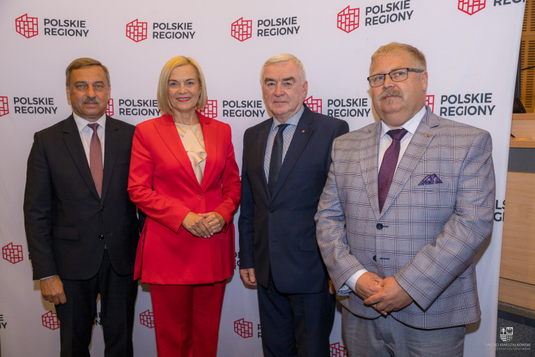 marszałek Renata Janik, przewodniczący Andrzej Bętkowski, wiceprzewodniczący Marek Strzała, radny Paweł Krakowiak podczas obrad
