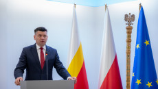 Konwent Marszałków Województw - prezydencja Województwa Małopolskiego, II posiedzenie w Szczawnicy. Przemawia Marszałek Województwa Małopolskiego Łukasz Smółka.