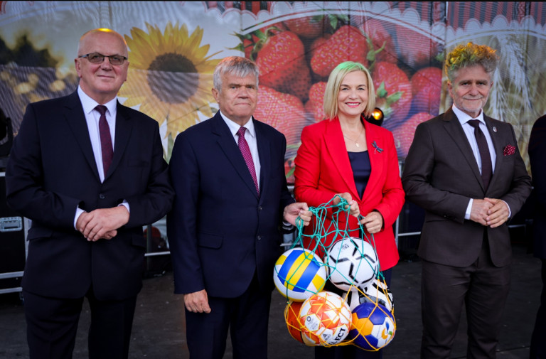 marszałek Renata Janik w uroczystościach w Bielinach Święto Truskawki