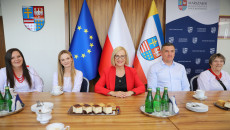 panie z koła gospodyń wiejskich wizyta u marszałek Renaty Janik