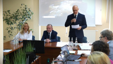 wicemarszałek Marek Bogusławski podpisuje umowy o termomodernizację z przedstawicielami gminy Gowarczów