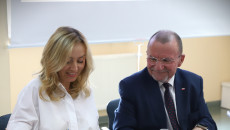 wicemarszałek Marek Bogusławski podpisuje umowy o termomodernizację z przedstawicielami gminy Gowarczów