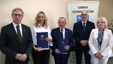 wicemarszałek Marek Bogusławski podpisuje umowy o termomodernizację z przedstawicielami gminy Gowarczów