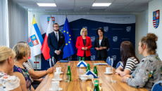 zawodowe rodziny zastępcze odbierają świętokrzyską kartę, spotkanie z marszałek Renatą Janik