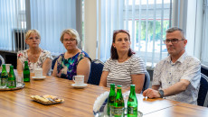 zawodowe rodziny zastępcze odbierają świętokrzyską kartę, spotkanie z marszałek Renatą Janik