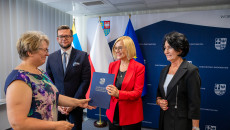 zawodowe rodziny zastępcze odbierają świętokrzyską kartę, spotkanie z marszałek Renatą Janik