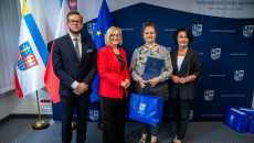zawodowe rodziny zastępcze odbierają świętokrzyską kartę, spotkanie z marszałek Renatą Janik