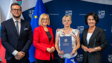 zawodowe rodziny zastępcze odbierają świętokrzyską kartę, spotkanie z marszałek Renatą Janik